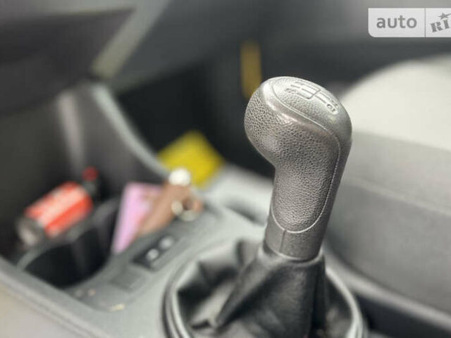 Желтый Шкода Фабия, объемом двигателя 1.2 л и пробегом 173 тыс. км за 5990 $, фото 12 на Automoto.ua