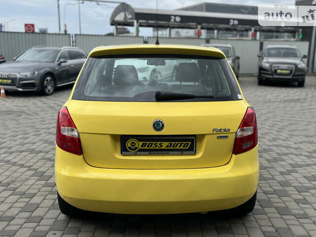 Желтый Шкода Фабия, объемом двигателя 1.2 л и пробегом 173 тыс. км за 5990 $, фото 2 на Automoto.ua