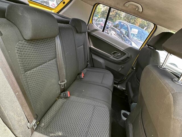 Желтый Шкода Фабия, объемом двигателя 1.4 л и пробегом 234 тыс. км за 5950 $, фото 2 на Automoto.ua