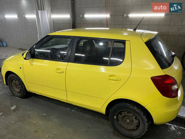 Жовтий Шкода Фабія, об'ємом двигуна 1.39 л та пробігом 203 тис. км за 4500 $, фото 3 на Automoto.ua