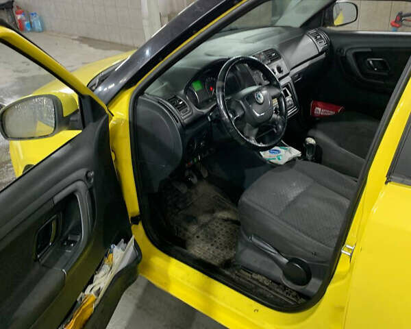 Жовтий Шкода Фабія, об'ємом двигуна 1.39 л та пробігом 203 тис. км за 4500 $, фото 7 на Automoto.ua