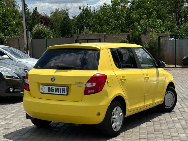 Желтый Шкода Фабия, объемом двигателя 1.4 л и пробегом 234 тыс. км за 5950 $, фото 1 на Automoto.ua