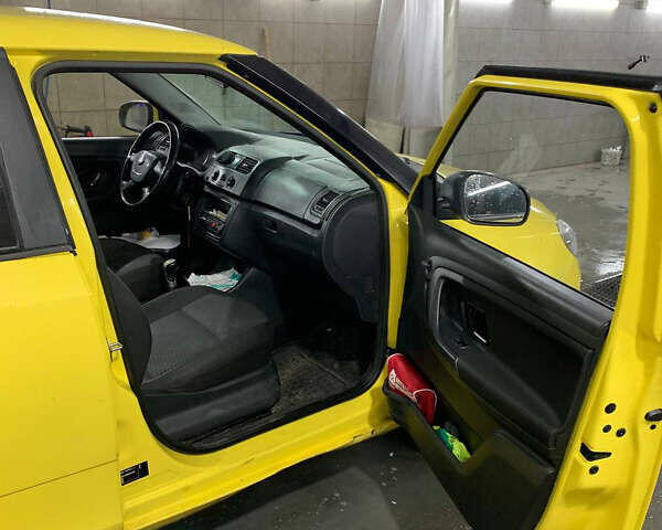 Жовтий Шкода Фабія, об'ємом двигуна 1.39 л та пробігом 203 тис. км за 4500 $, фото 6 на Automoto.ua