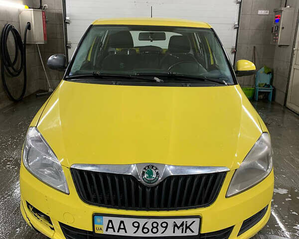 Жовтий Шкода Фабія, об'ємом двигуна 1.39 л та пробігом 203 тис. км за 4500 $, фото 2 на Automoto.ua