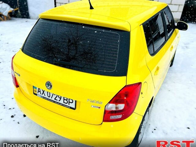 Желтый Шкода Фабия, объемом двигателя 1.2 л и пробегом 142 тыс. км за 5700 $, фото 3 на Automoto.ua