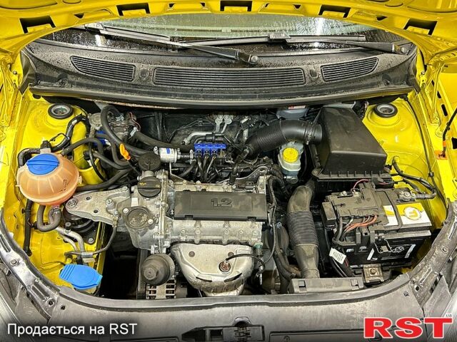 Желтый Шкода Фабия, объемом двигателя 1.2 л и пробегом 142 тыс. км за 5700 $, фото 5 на Automoto.ua