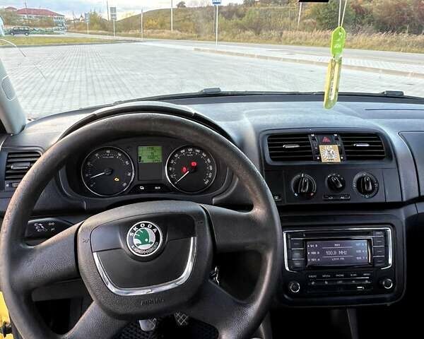 Шкода Фабия 2012 в Львове на Automoto.ua Желтый Шкода Фабия, объемом двигателя 1.39 л и пробегом 168 тыс. км за 4799 $, фото 5 на Automoto.ua