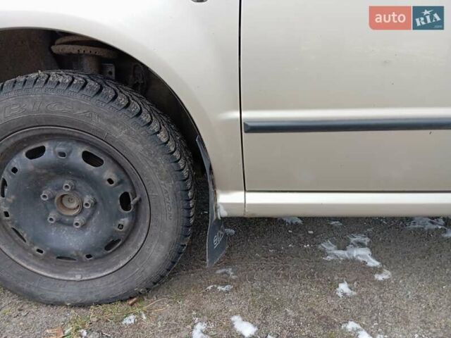 Желтый Шкода Фабия, объемом двигателя 1.39 л и пробегом 197 тыс. км за 3500 $, фото 4 на Automoto.ua