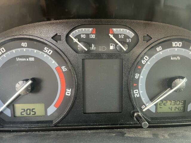 Желтый Шкода Фабия, объемом двигателя 1.4 л и пробегом 227 тыс. км за 3499 $, фото 7 на Automoto.ua