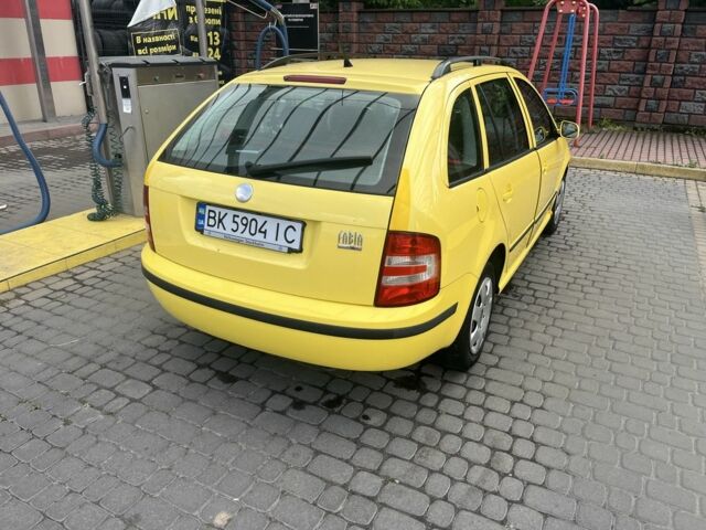 Желтый Шкода Фабия, объемом двигателя 1.4 л и пробегом 227 тыс. км за 3499 $, фото 4 на Automoto.ua