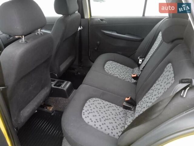 Желтый Шкода Фабия, объемом двигателя 1.42 л и пробегом 300 тыс. км за 3500 $, фото 6 на Automoto.ua
