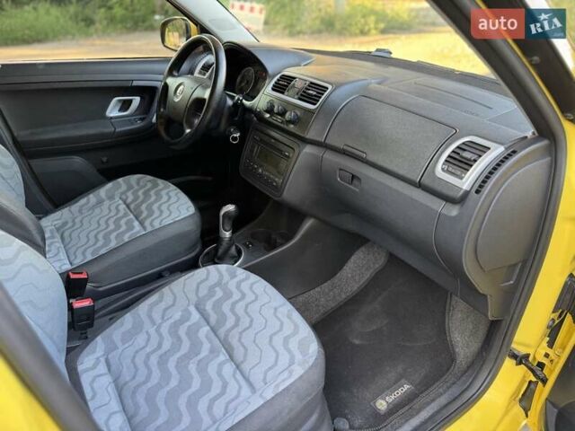 Жовтий Шкода Фабія, об'ємом двигуна 1.42 л та пробігом 205 тис. км за 3899 $, фото 3 на Automoto.ua