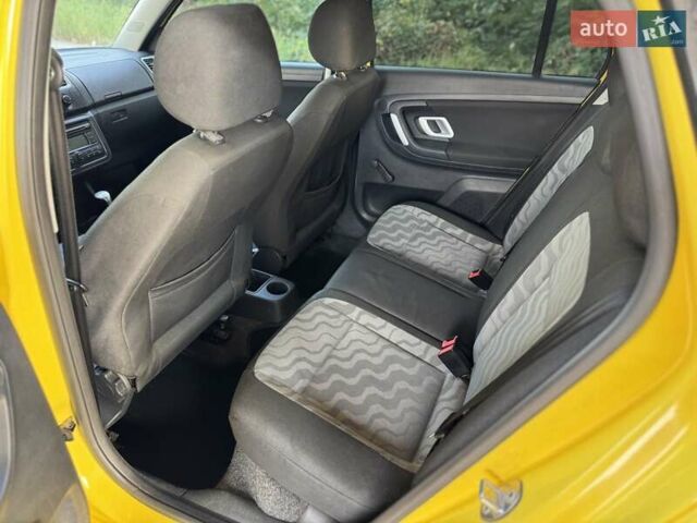 Жовтий Шкода Фабія, об'ємом двигуна 1.42 л та пробігом 205 тис. км за 3899 $, фото 6 на Automoto.ua