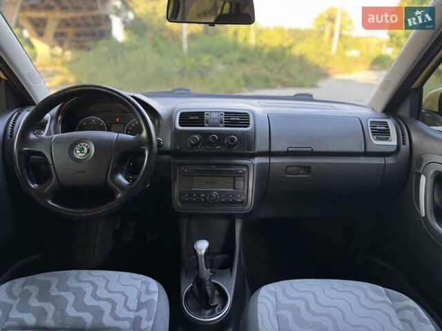 Жовтий Шкода Фабія, об'ємом двигуна 1.42 л та пробігом 205 тис. км за 3899 $, фото 4 на Automoto.ua