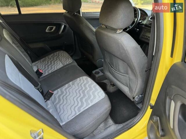 Жовтий Шкода Фабія, об'ємом двигуна 1.42 л та пробігом 205 тис. км за 3899 $, фото 5 на Automoto.ua