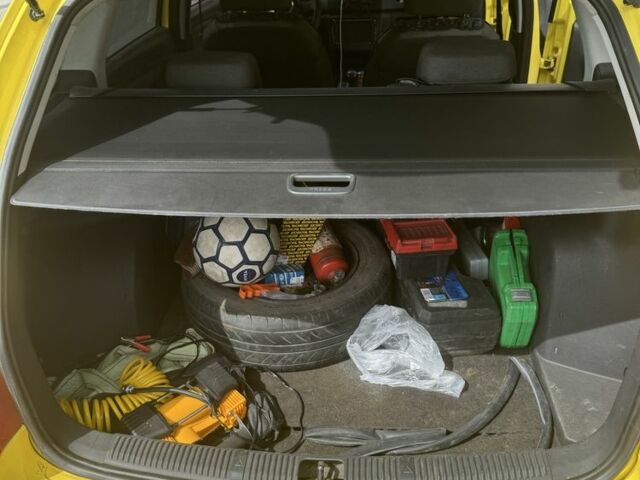 Желтый Шкода Фабия, объемом двигателя 1.4 л и пробегом 265 тыс. км за 5500 $, фото 7 на Automoto.ua