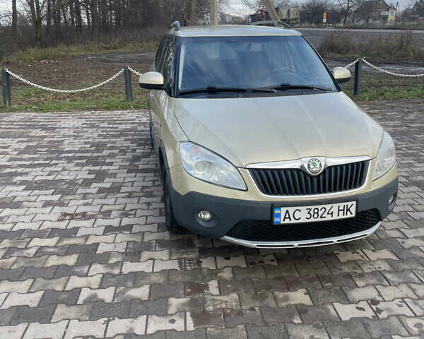 Желтый Шкода Фабия, объемом двигателя 1.6 л и пробегом 194 тыс. км за 6600 $, фото 1 на Automoto.ua