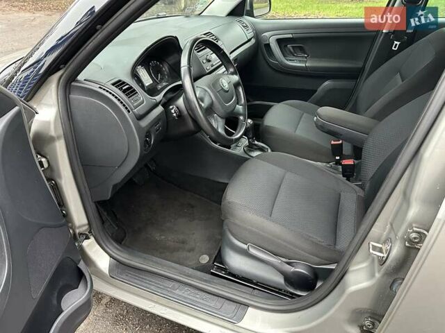 Желтый Шкода Фабия, объемом двигателя 1.2 л и пробегом 200 тыс. км за 7500 $, фото 19 на Automoto.ua