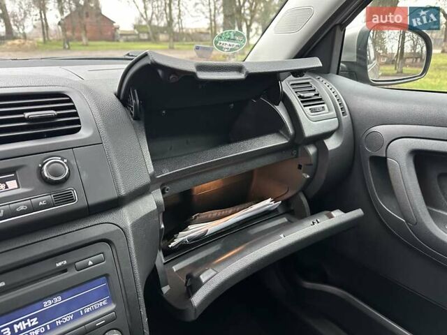 Желтый Шкода Фабия, объемом двигателя 1.2 л и пробегом 200 тыс. км за 7500 $, фото 49 на Automoto.ua