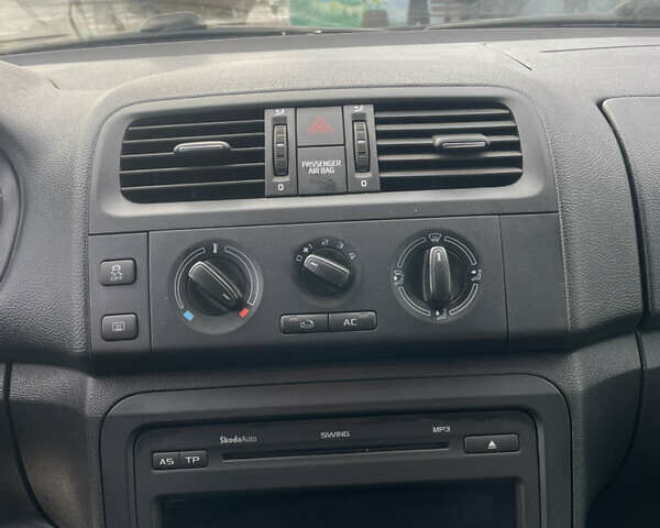 Желтый Шкода Фабия, объемом двигателя 1.6 л и пробегом 194 тыс. км за 6600 $, фото 17 на Automoto.ua