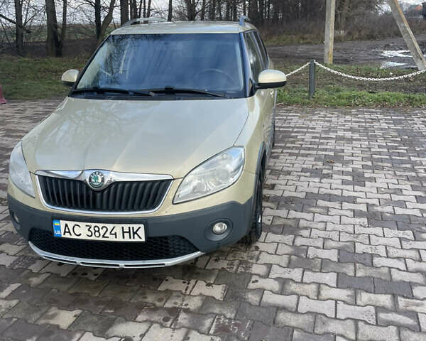 Желтый Шкода Фабия, объемом двигателя 1.6 л и пробегом 194 тыс. км за 6600 $, фото 4 на Automoto.ua