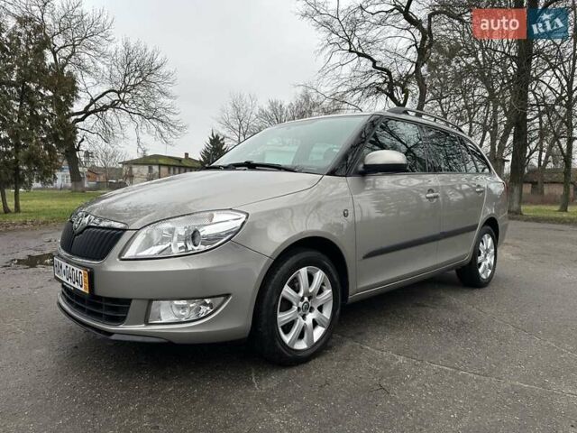 Желтый Шкода Фабия, объемом двигателя 1.2 л и пробегом 200 тыс. км за 7500 $, фото 3 на Automoto.ua