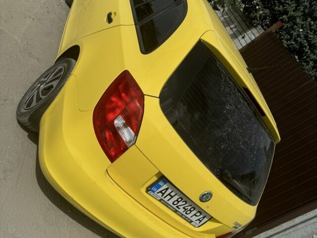 Желтый Шкода Фабия, объемом двигателя 1.4 л и пробегом 265 тыс. км за 5500 $, фото 6 на Automoto.ua