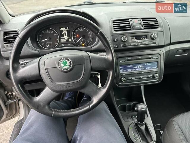 Желтый Шкода Фабия, объемом двигателя 1.2 л и пробегом 200 тыс. км за 7500 $, фото 34 на Automoto.ua