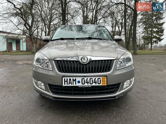 Желтый Шкода Фабия, объемом двигателя 1.2 л и пробегом 200 тыс. км за 7500 $, фото 4 на Automoto.ua