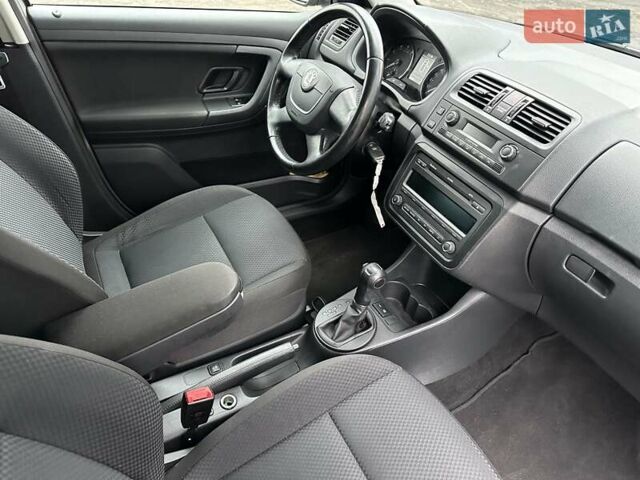 Желтый Шкода Фабия, объемом двигателя 1.2 л и пробегом 200 тыс. км за 7500 $, фото 29 на Automoto.ua