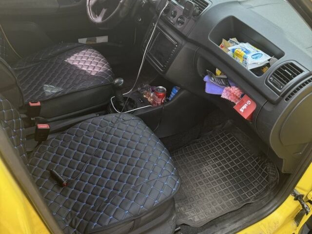 Желтый Шкода Фабия, объемом двигателя 1.4 л и пробегом 265 тыс. км за 5500 $, фото 3 на Automoto.ua