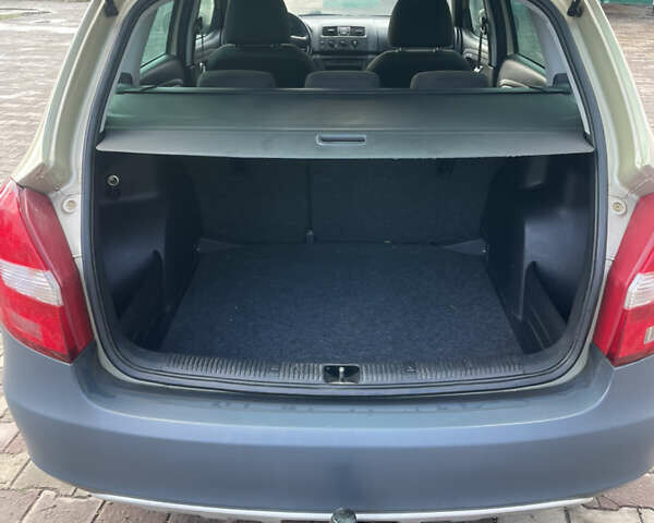 Желтый Шкода Фабия, объемом двигателя 1.6 л и пробегом 194 тыс. км за 6600 $, фото 13 на Automoto.ua