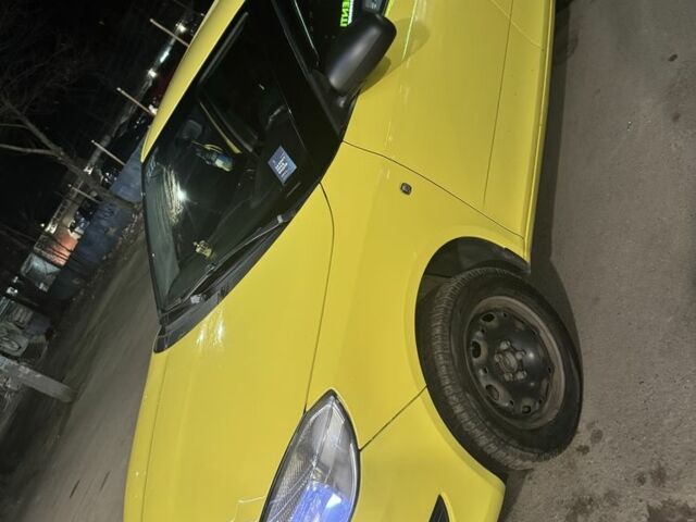 Желтый Шкода Фабия, объемом двигателя 1.4 л и пробегом 265 тыс. км за 5500 $, фото 1 на Automoto.ua