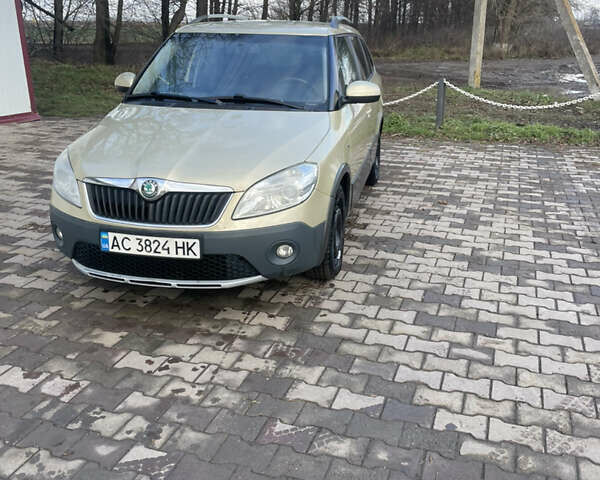 Желтый Шкода Фабия, объемом двигателя 1.6 л и пробегом 194 тыс. км за 6600 $, фото 3 на Automoto.ua