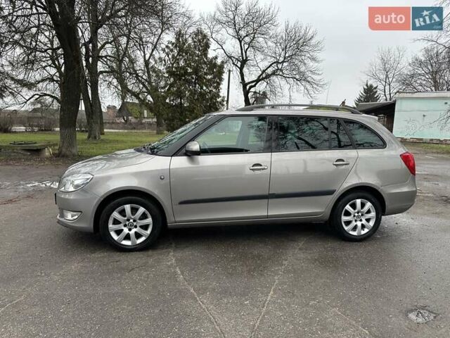 Желтый Шкода Фабия, объемом двигателя 1.2 л и пробегом 200 тыс. км за 7500 $, фото 1 на Automoto.ua