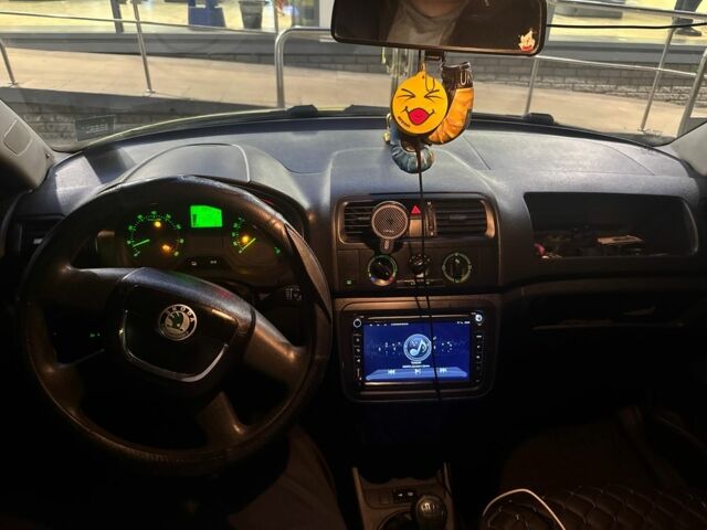 Желтый Шкода Фабия, объемом двигателя 1.4 л и пробегом 265 тыс. км за 5500 $, фото 2 на Automoto.ua