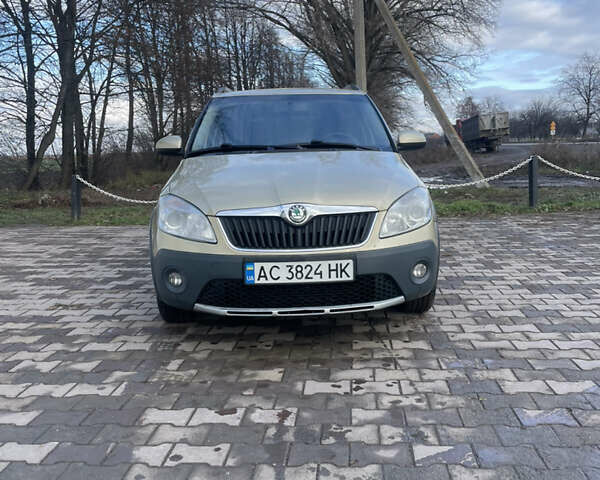 Желтый Шкода Фабия, объемом двигателя 1.6 л и пробегом 194 тыс. км за 6600 $, фото 5 на Automoto.ua