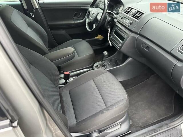 Желтый Шкода Фабия, объемом двигателя 1.2 л и пробегом 200 тыс. км за 7500 $, фото 28 на Automoto.ua