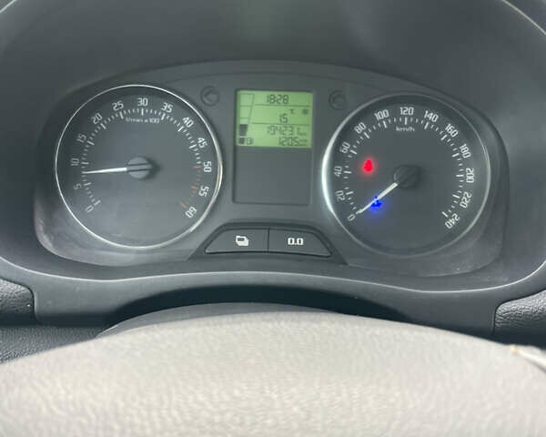 Желтый Шкода Фабия, объемом двигателя 1.6 л и пробегом 194 тыс. км за 6600 $, фото 16 на Automoto.ua