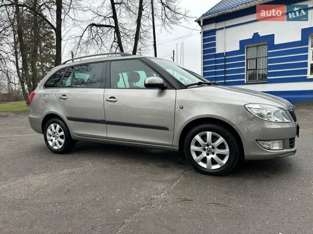 Желтый Шкода Фабия, объемом двигателя 1.2 л и пробегом 200 тыс. км за 7500 $, фото 7 на Automoto.ua