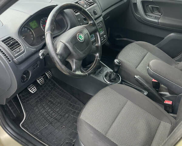 Желтый Шкода Фабия, объемом двигателя 1.6 л и пробегом 194 тыс. км за 6600 $, фото 15 на Automoto.ua