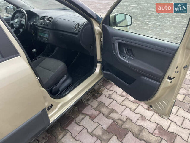 Желтый Шкода Фабия, объемом двигателя 1.6 л и пробегом 194 тыс. км за 6600 $, фото 19 на Automoto.ua