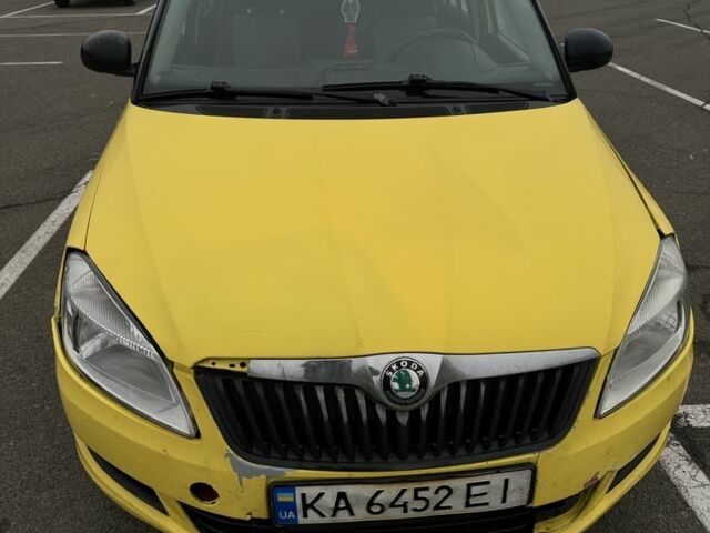Желтый Шкода Фабия, объемом двигателя 1.2 л и пробегом 312 тыс. км за 2500 $, фото 3 на Automoto.ua