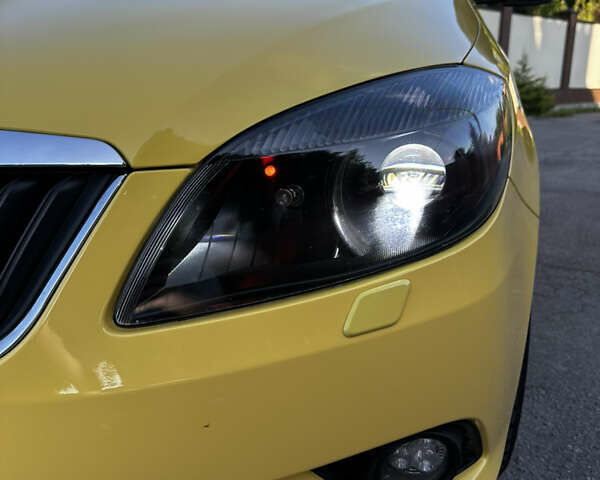 Желтый Шкода Фабия, объемом двигателя 1.4 л и пробегом 145 тыс. км за 7499 $, фото 7 на Automoto.ua