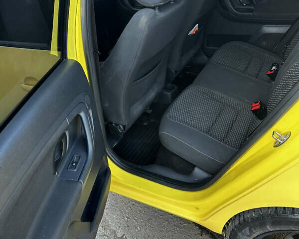 Желтый Шкода Фабия, объемом двигателя 1.4 л и пробегом 145 тыс. км за 7499 $, фото 12 на Automoto.ua