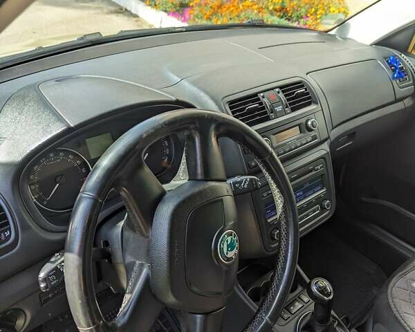 Желтый Шкода Фабия, объемом двигателя 1.6 л и пробегом 207 тыс. км за 7700 $, фото 3 на Automoto.ua