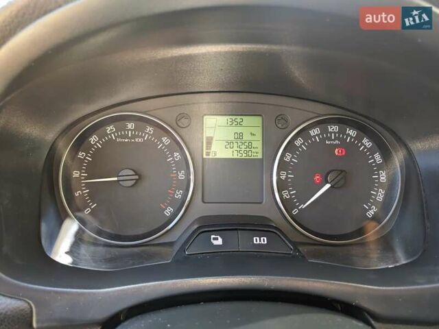 Желтый Шкода Фабия, объемом двигателя 1.6 л и пробегом 207 тыс. км за 7700 $, фото 2 на Automoto.ua