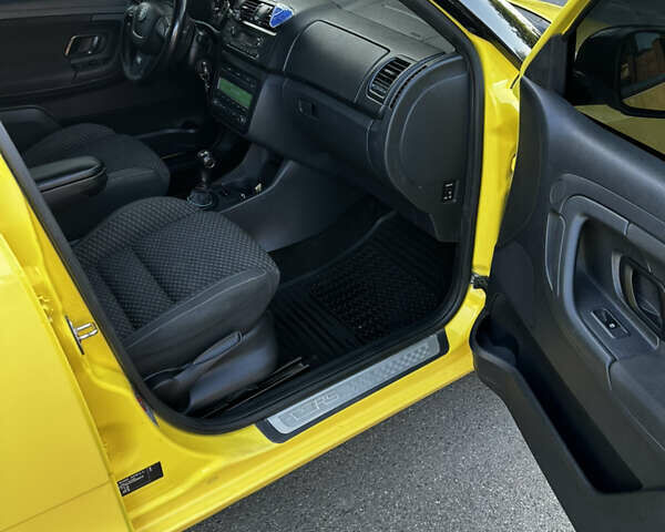 Желтый Шкода Фабия, объемом двигателя 1.4 л и пробегом 145 тыс. км за 7499 $, фото 16 на Automoto.ua