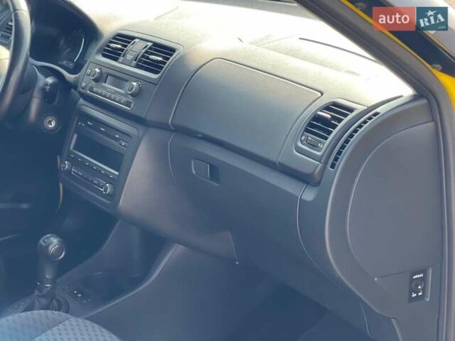 Желтый Шкода Фабия, объемом двигателя 1.2 л и пробегом 169 тыс. км за 7999 $, фото 38 на Automoto.ua