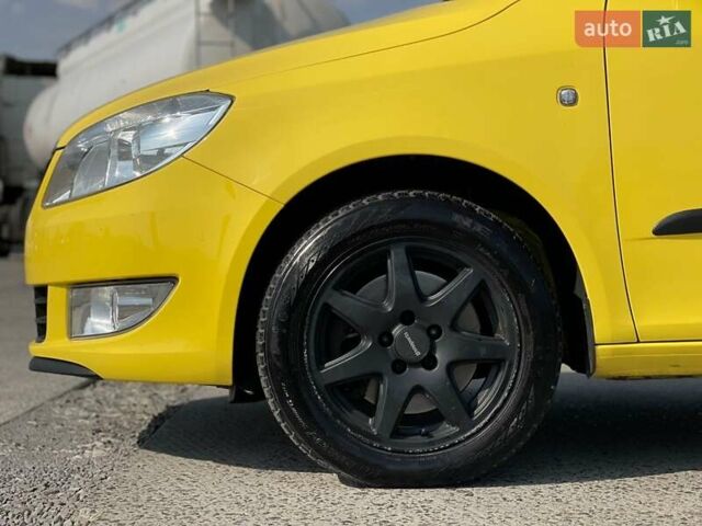 Желтый Шкода Фабия, объемом двигателя 1.2 л и пробегом 169 тыс. км за 7999 $, фото 5 на Automoto.ua